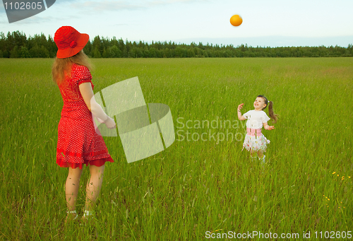 Image of Mum and daughter play with a ball