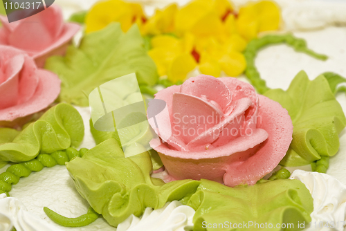 Image of Dessert - Close-up of tasty cake with cream, pink roses 