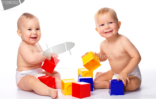 Image of Two children play with building bricks