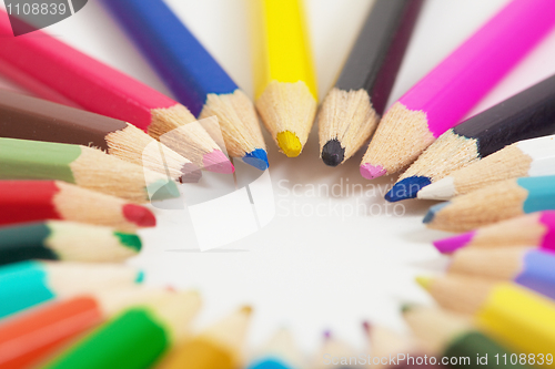 Image of Several colored pencils arranged in circle