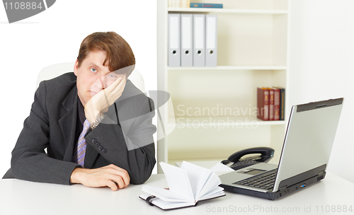 Image of Man doing nothing at work in office