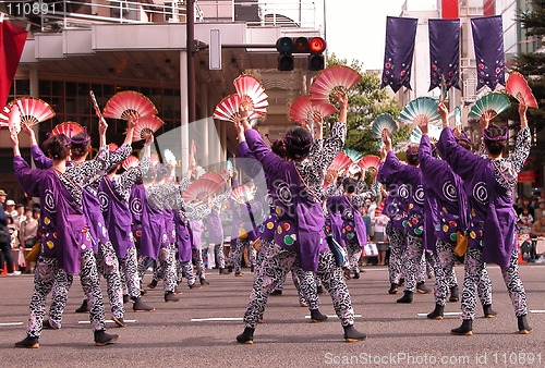 Image of Sparrows dance