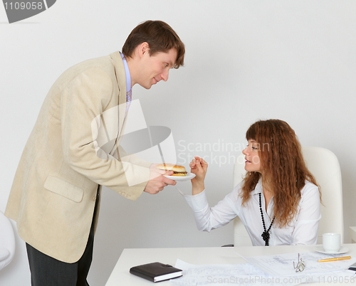 Image of Man feeding woman a sandwich