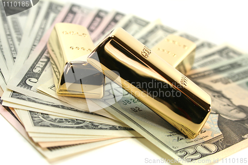 Image of Gold bullion on dollar bills