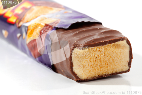 Image of Violet Crumble chocolate bar closeup