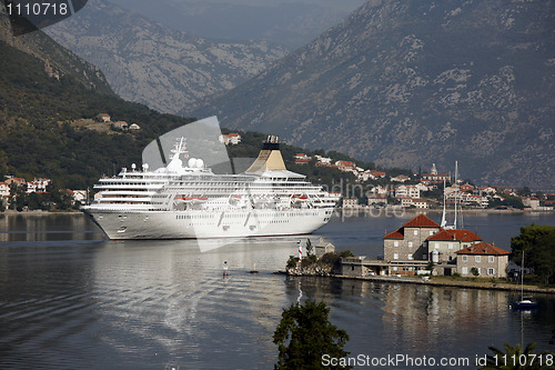 Image of Cruiser arriving Kotor