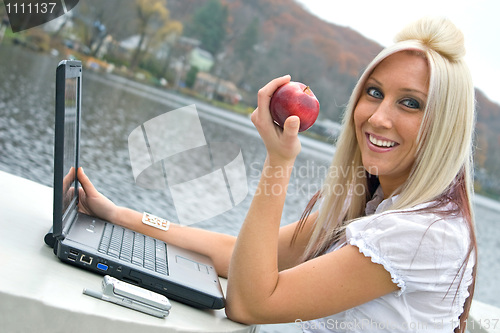 Image of Healthy Snacking While at Work