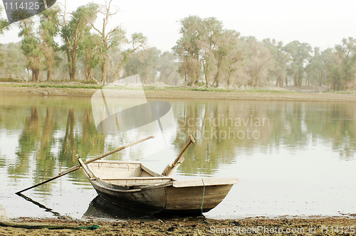 Image of Boat at lake