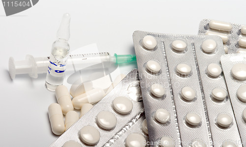 Image of Tablets, an ampoule and a syringe.