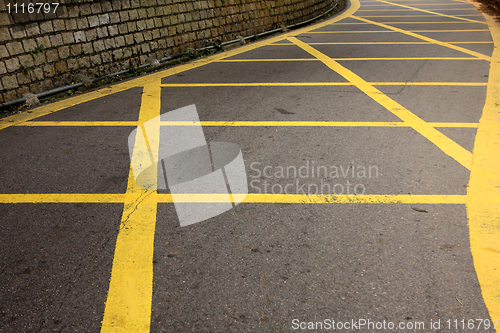 Image of road with yellow lines 