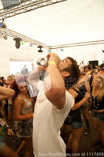 Image of Guy drinking beer at the FMF Brisbane 2011