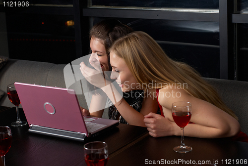 Image of Group with laptop in cafe