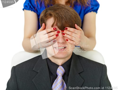 Image of Woman closed to man of eye by means of hands