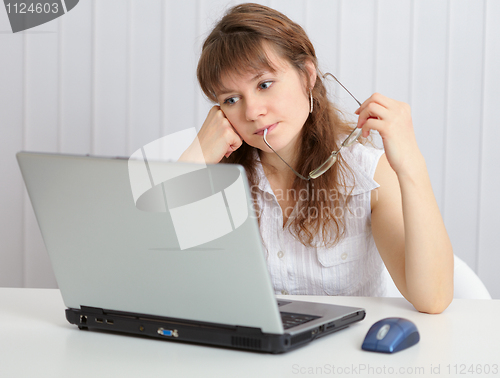 Image of Woman works with a laptop to Internet