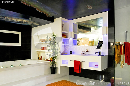 Image of Modern bathroom