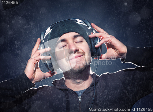 Image of musin in the rain