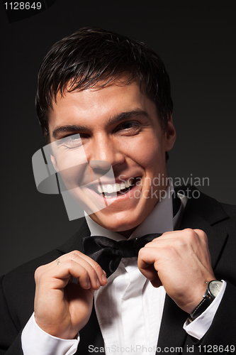 Image of laughing man set straight hits bow