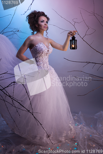Image of Bride walking whit a lamp in her dream