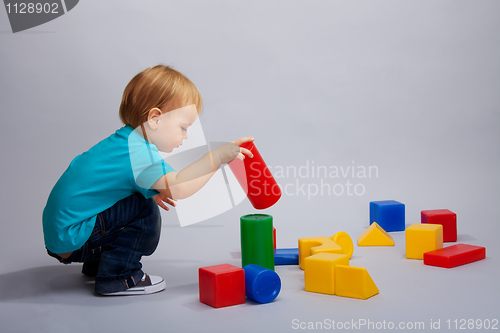 Image of Kid playing with blocks