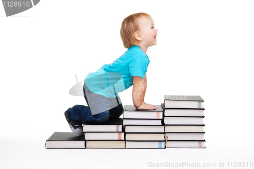 Image of A toddler creeping for knowledge