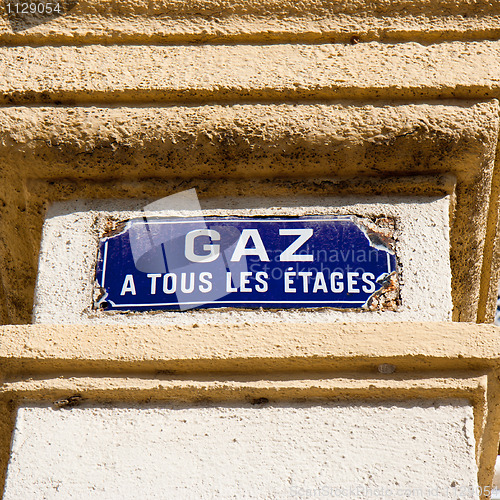 Image of Street plate indicating the presence of gas