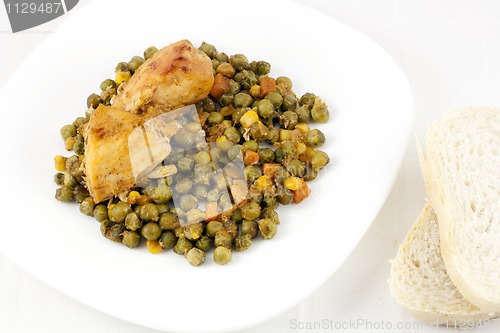 Image of Chicken with peas, carrots, corns and bread