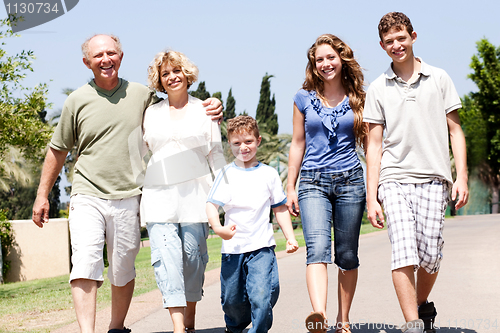 Image of Extended family group walking down the pathway