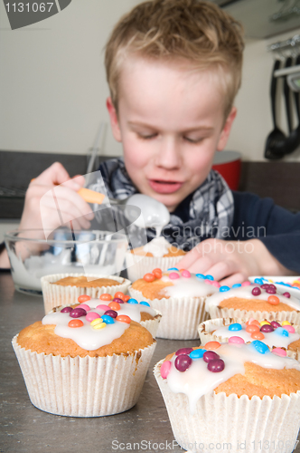 Image of Decorating the cupcakes