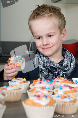 Image of Decorating the cupcakes