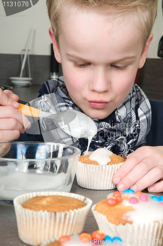 Image of Decorating the cupcakes