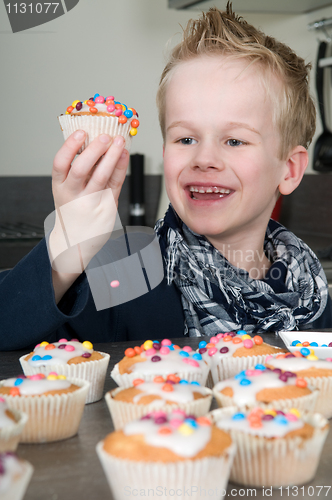 Image of Decorating the cupcakes