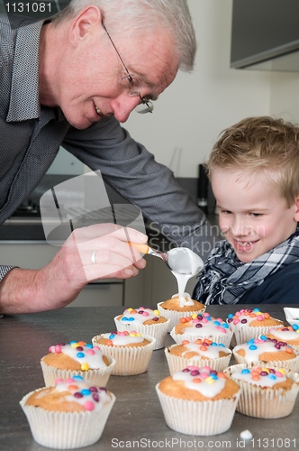 Image of Decorating the cupcakes