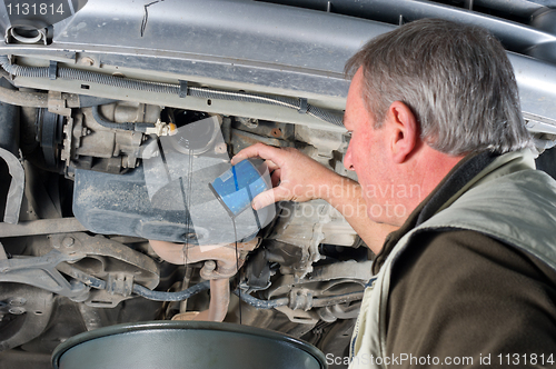 Image of Changing oil filter