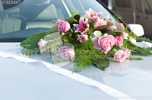 Image of Wedding flowers on car