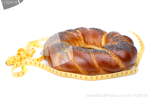 Image of Ring shaped fancy loaf with poppyseeds and measurement tape