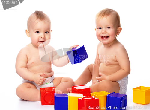 Image of Two children play with building bricks