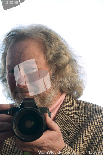 Image of professional photographer senior man long hair point and shoot d