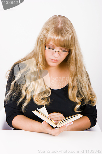 Image of girl with long hair reads