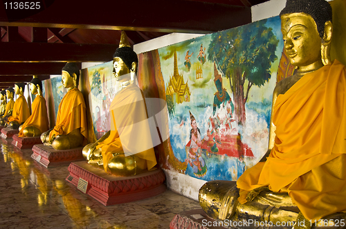 Image of Golden buddhas