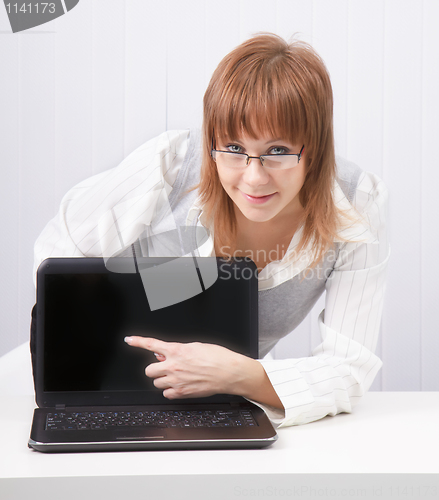 Image of girl shows a finger on a laptop