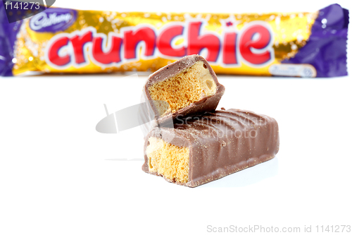 Image of Cadbury Crunchie chocolate honeycomb bar