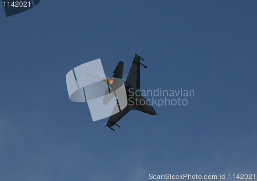 Image of F 16 in air
