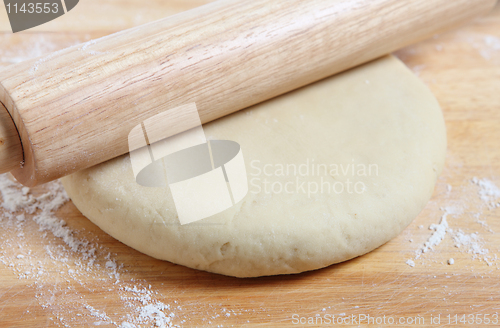 Image of Rolling pizza dough