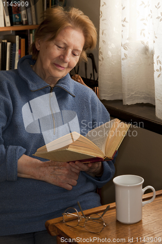 Image of old woman reading