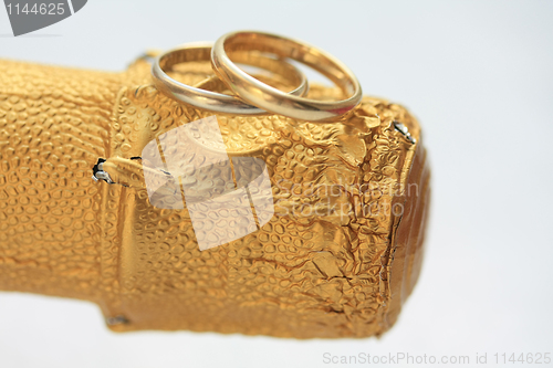 Image of wedding bands on champagne