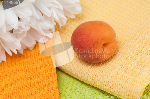 Image of The ripe apricot lays on towels