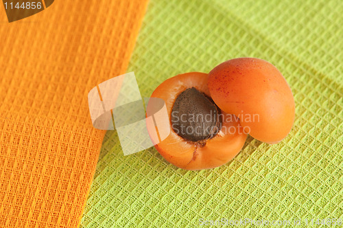 Image of The ripe apricot lays on towels