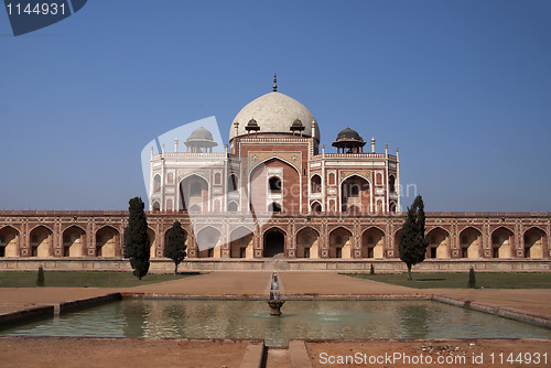 Image of View on the Humayan tomb on top of its platform, from a distance over water pond.