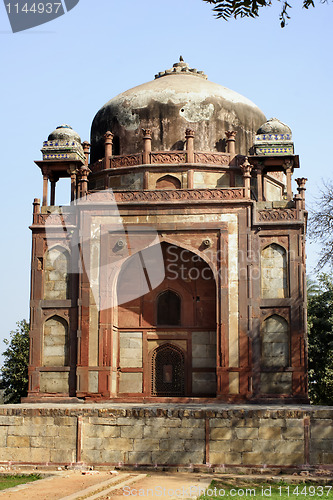Image of Nai-ka-Gumbad or Barber's tomb at Humayun tomb park complex.