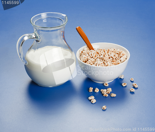Image of Popped wheat flakes and milk